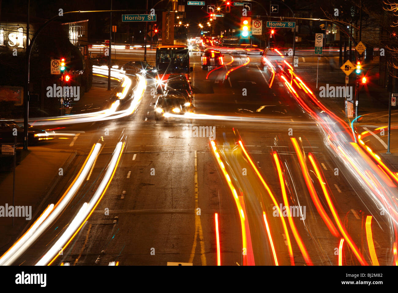 Langzeitbelichtung des Verkehrs in der Nacht in der Innenstadt von Vancouver, Britisch-Kolumbien Stockfoto