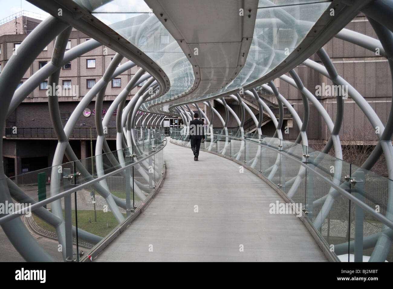 Ein Mann geht über die Leith Street Bridge in Richtung Einkaufszentrum St. James, Edinburgh Stockfoto