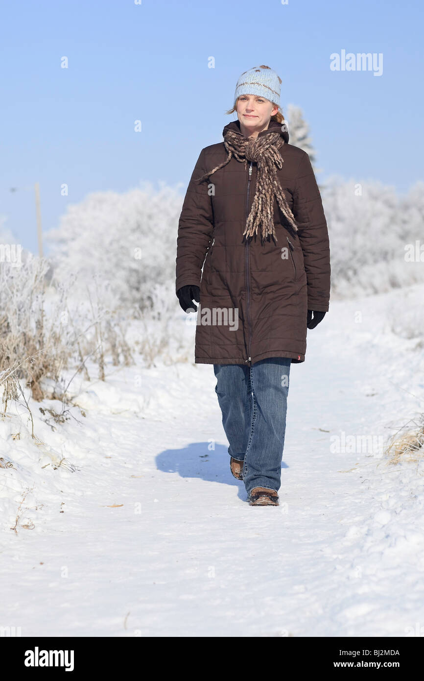 Frau zu Fuß im Freien an einem frostigen Wintertag, Winnipeg, Manitoba, Kanada. Stockfoto