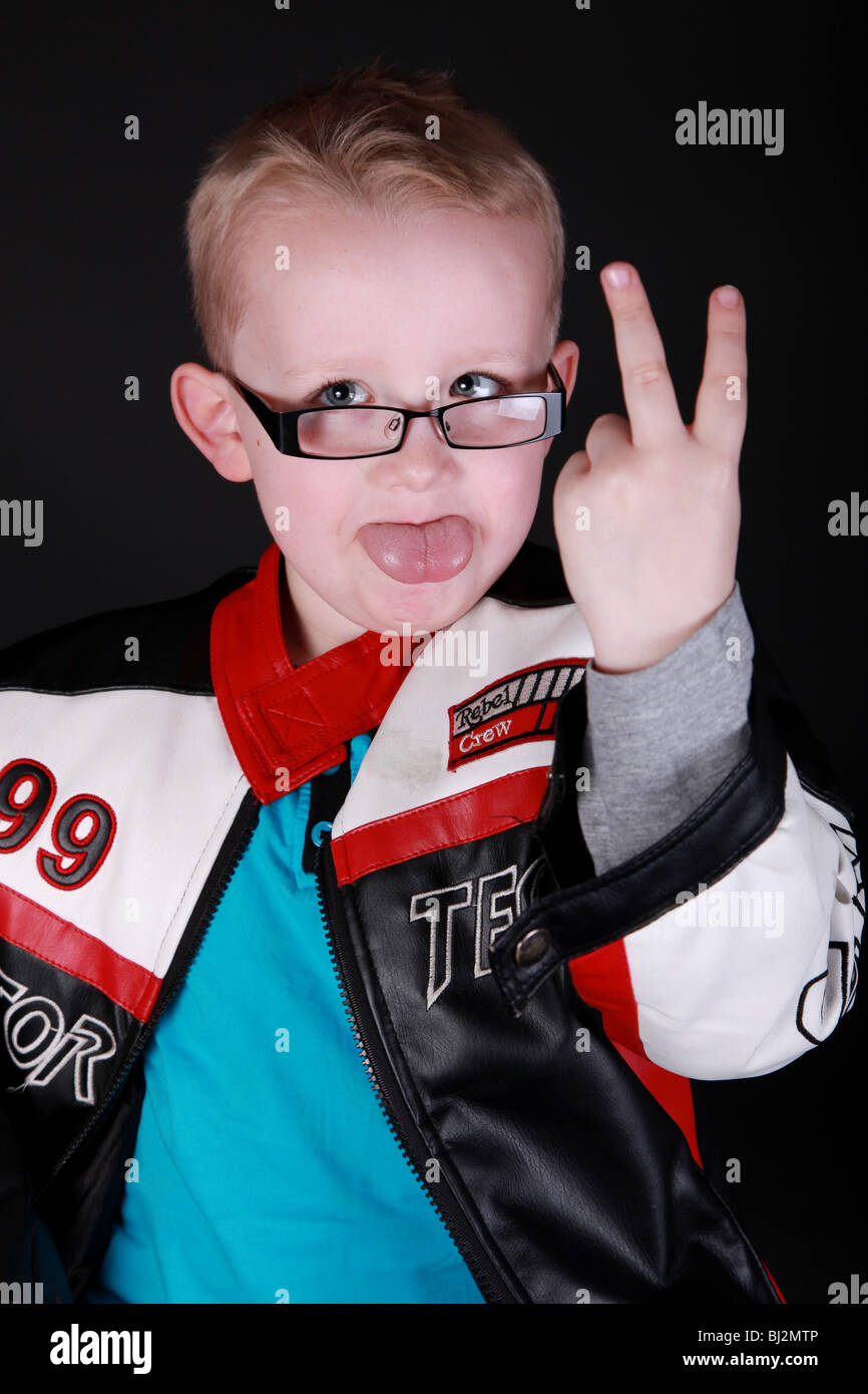 niedliche Porträt des 4-jährigen Jungen mit Brille das Aufstellen von zwei  Fingern Stockfotografie - Alamy