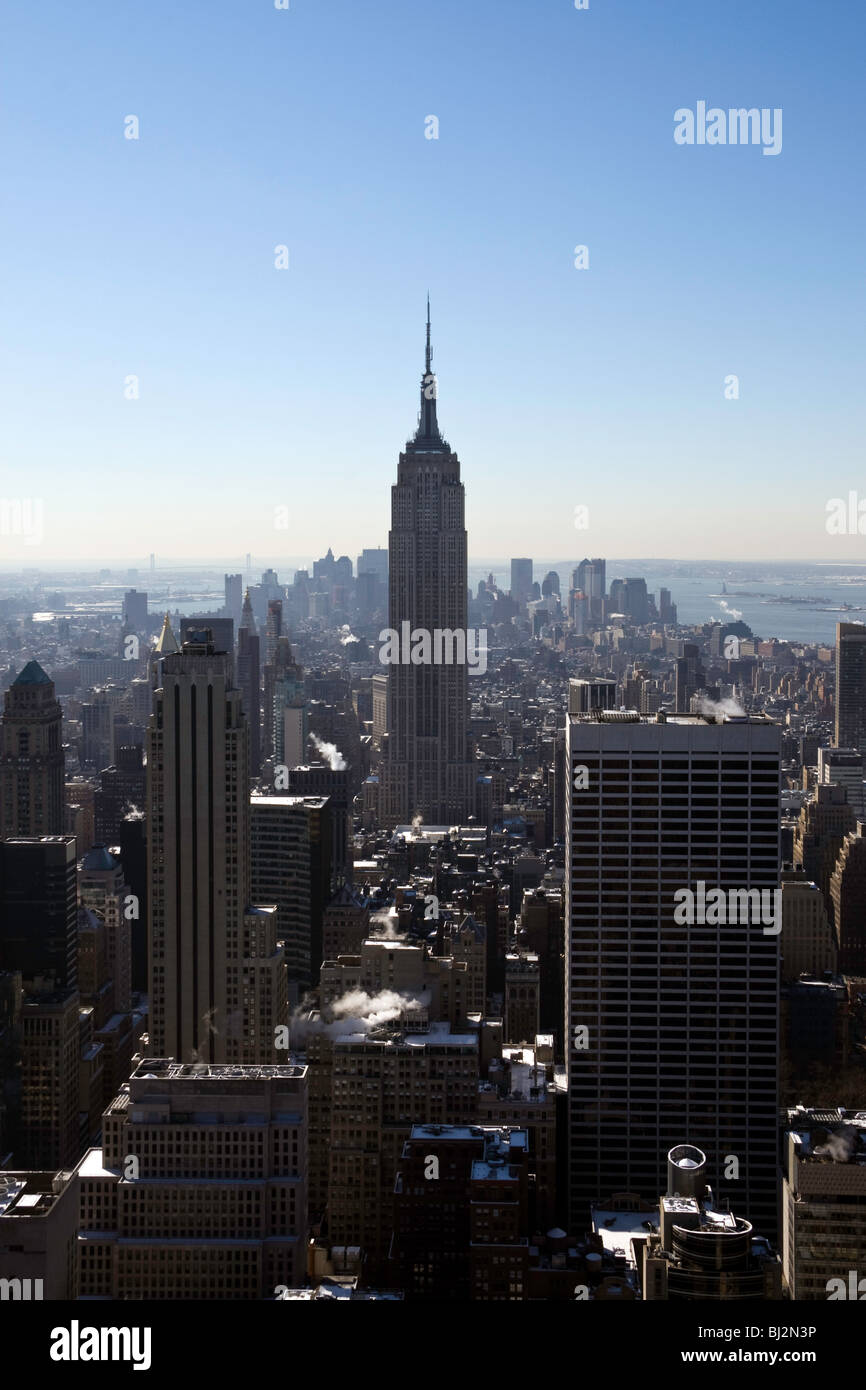 Blick nach Süden vom Rockefeller Gebäude gegenüber dem Empire State Building in Manhattan, New York Stockfoto