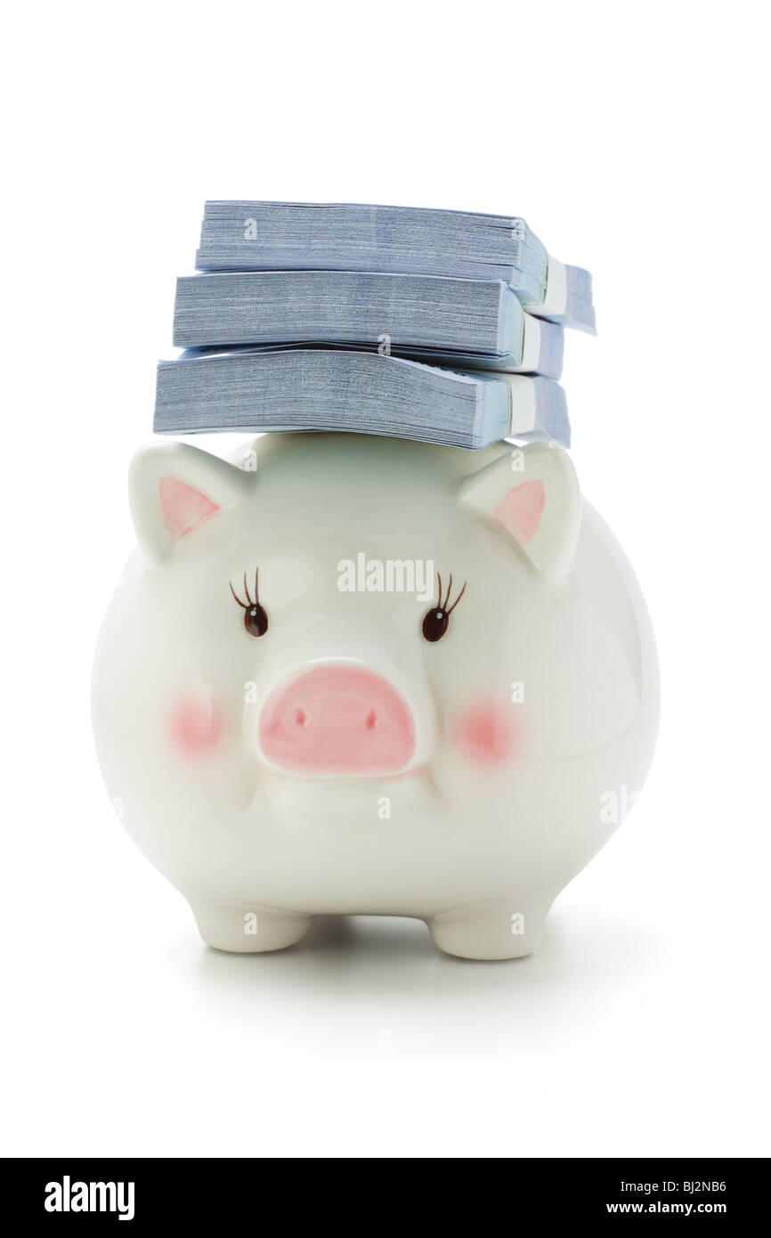 Stapel von Geld Huckepack auf Sparschwein auf weißem Hintergrund Stockfoto