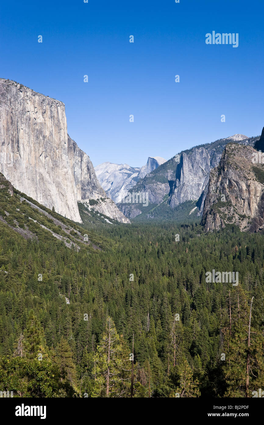 Yosemite Valley mit El Capitan auf der linken Seite eine Half Dome, Yosemite-Nationalpark in Kalifornien, USA Stockfoto