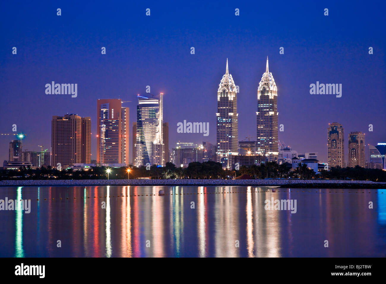 Dämmerung Blick über Dubai nach Palm Island Jumeirah mit zwei Kopien des Chrysler Building in New York im Hintergrund. Stockfoto