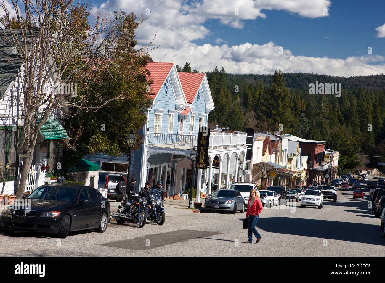 Straßenansicht von Läden und Geschäften entlang Broad Street, Nevada City, Kalifornien, Vereinigte Staaten von Amerika Stockfoto