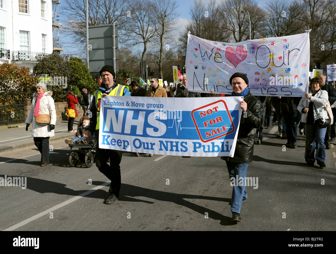 Protest gegen Kürzungen bei den NHS und Job-Verlusten in Brighton UK Stockfoto