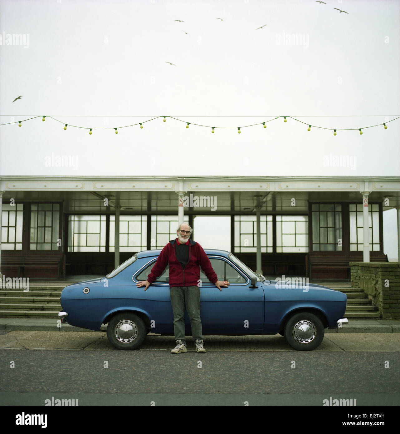 Ford Escort Mark 1 und Besitzer vor einem Meer Zuflucht auf Worthing, West Sussex, Großbritannien Stockfoto