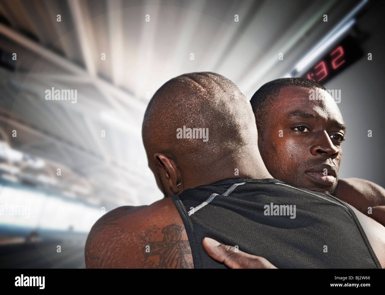 2 männliche Athleten umarmt Stockfoto