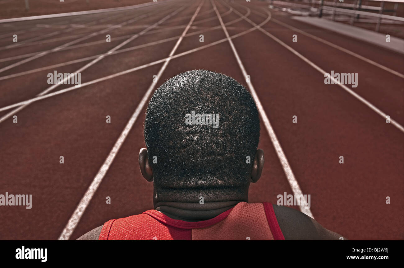 Männlicher Athlet starrte Laufstrecke Stockfoto
