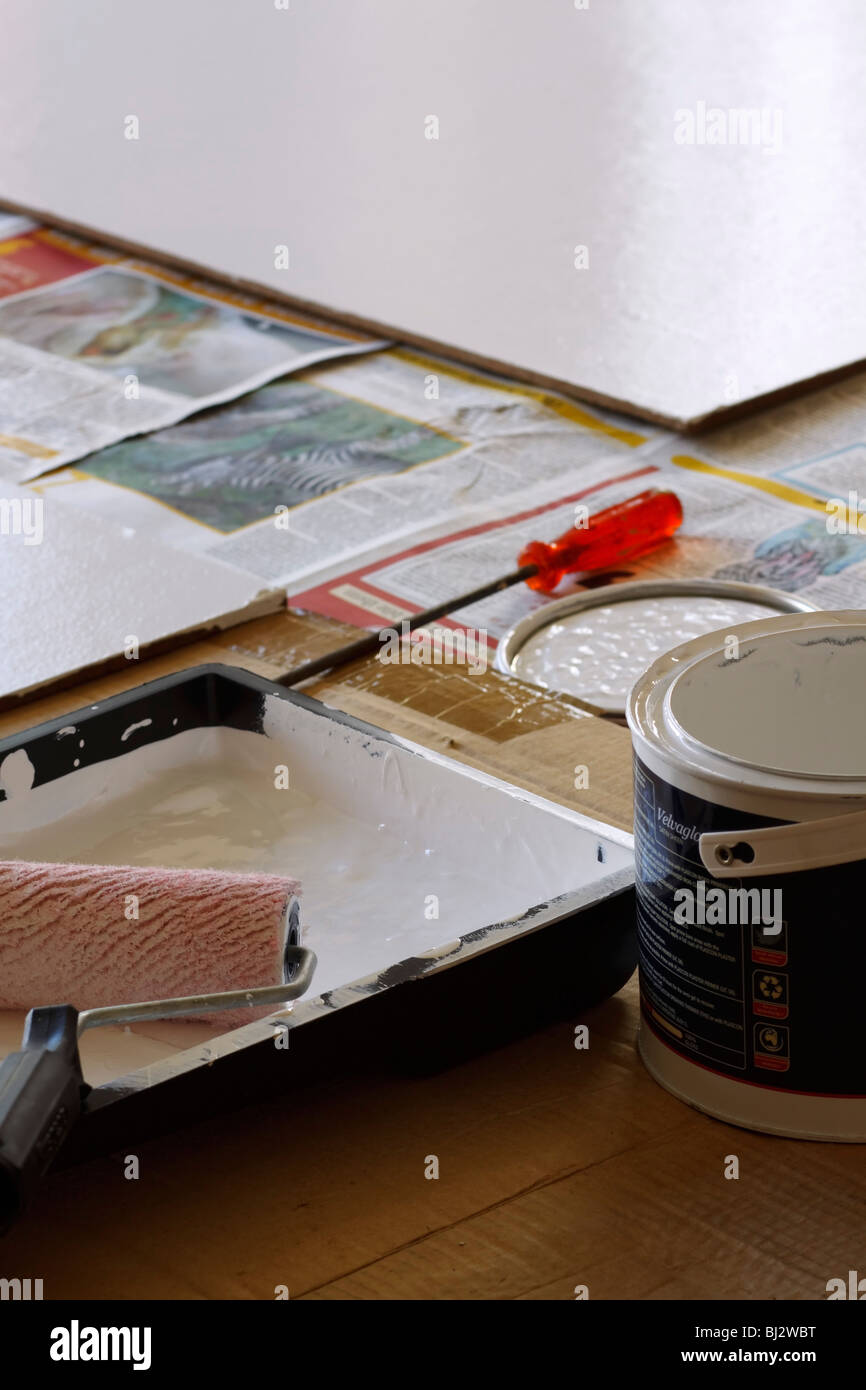 Malerei im Gange zeigt Anstrich, Walze und Tablett. Stockfoto