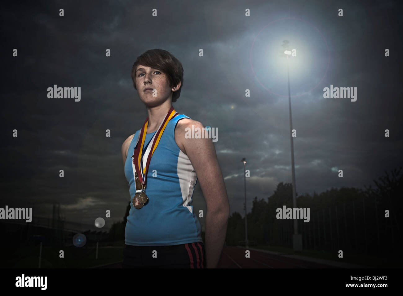 weibliche Athleten mit Medaillen Stockfoto
