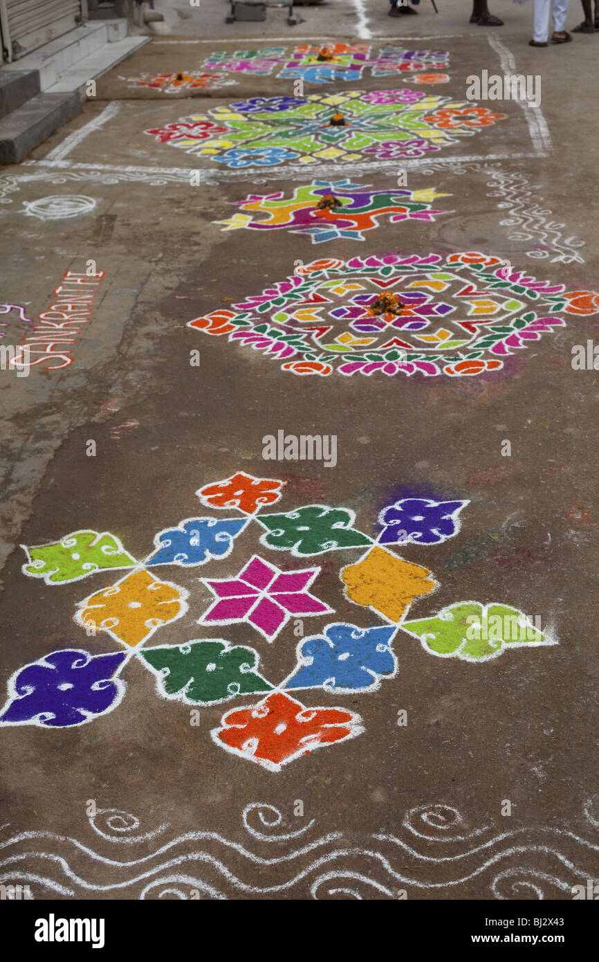 Rangoli Festival Entwürfe in einer indischen Straße auf dem hinduistischen Festival Sankranthi oder Pongal gemacht. Stockfoto