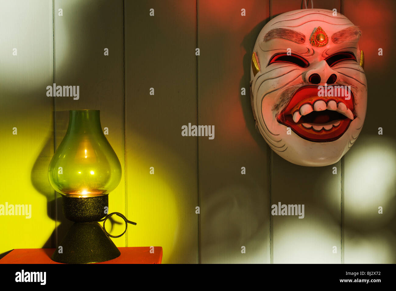 Eine balinesische Maske und Kerze Lampe Tanzszene. Stockfoto