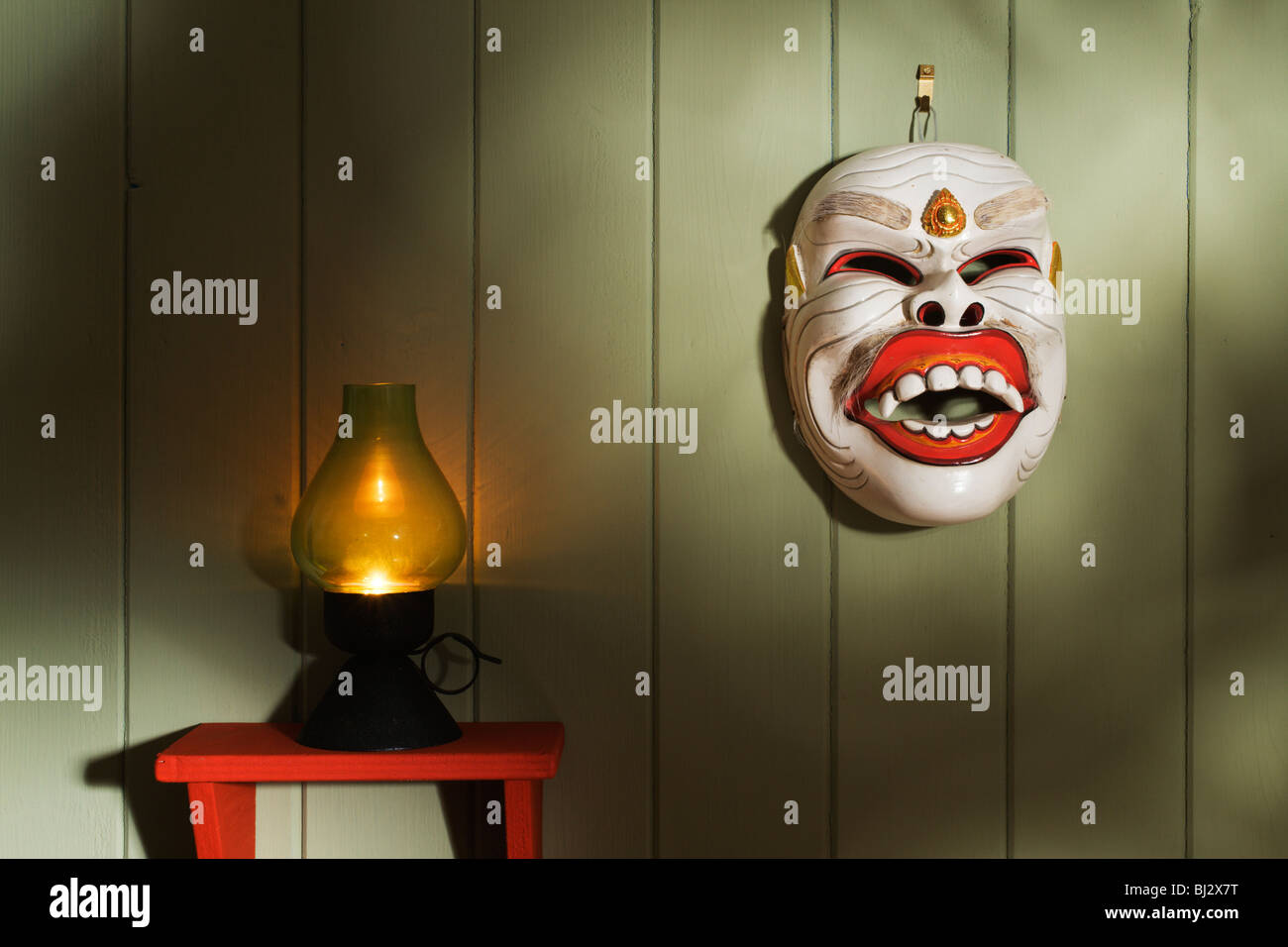 Eine balinesische Maske und Kerze Lampe Tanzszene. Stockfoto