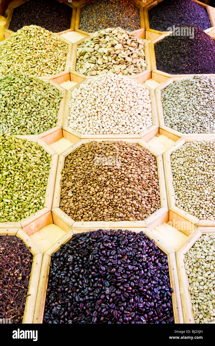 Arabische Nüssen und Samen auf dem Display in einem Geschäft in der Gewürz-Souk in Deira, Dubai, Vereinigte Arabische Emirate Stockfoto