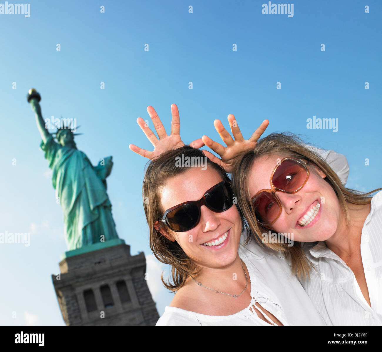 Frauen, die Statue of Liberty zu imitieren Stockfoto
