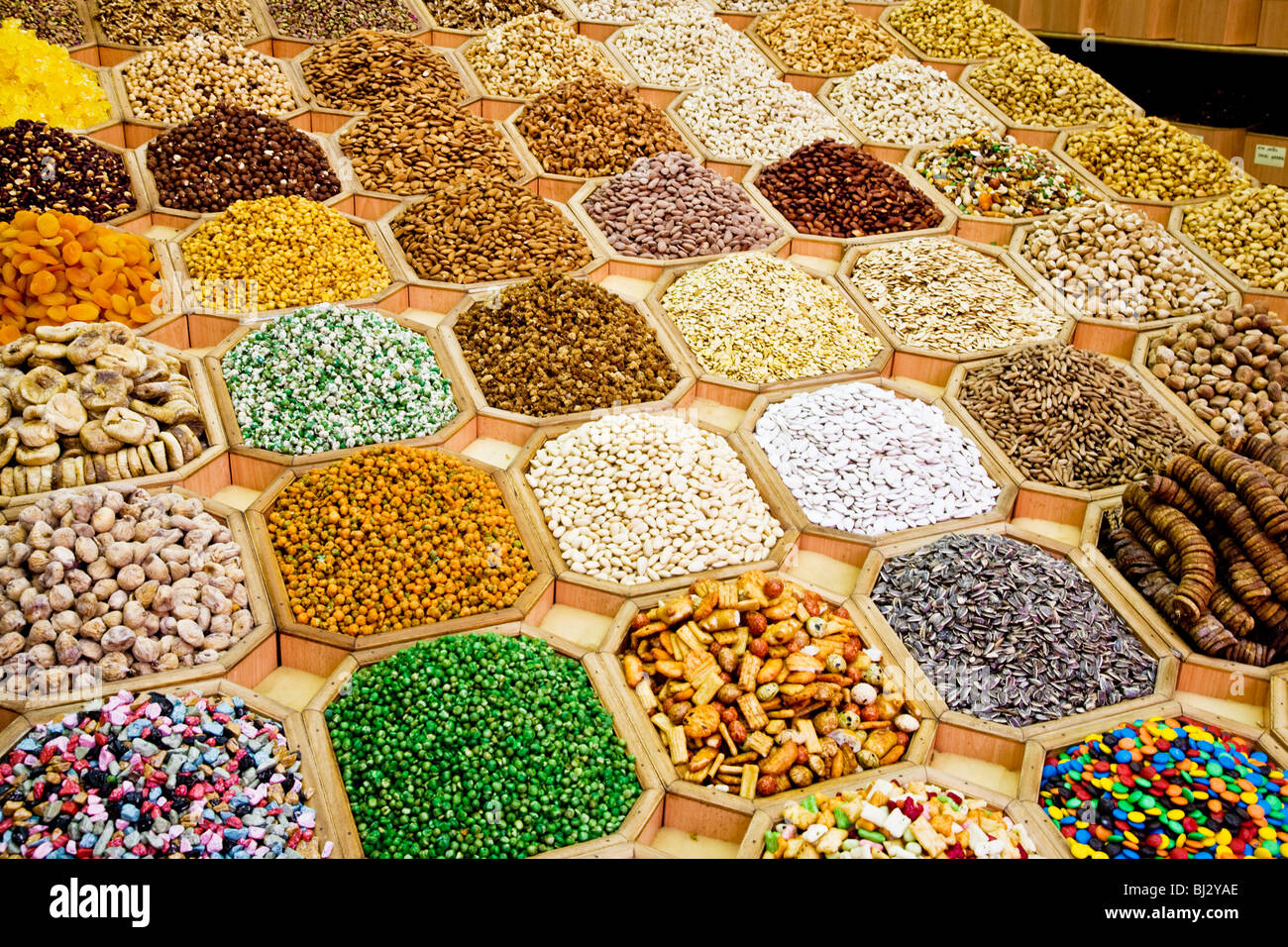 Arabische Nüssen, Samen und Trockenfrüchte auf dem Display in einem Geschäft in der Gewürz-Souk in Deira, Dubai, Vereinigte Arabische Emirate Stockfoto