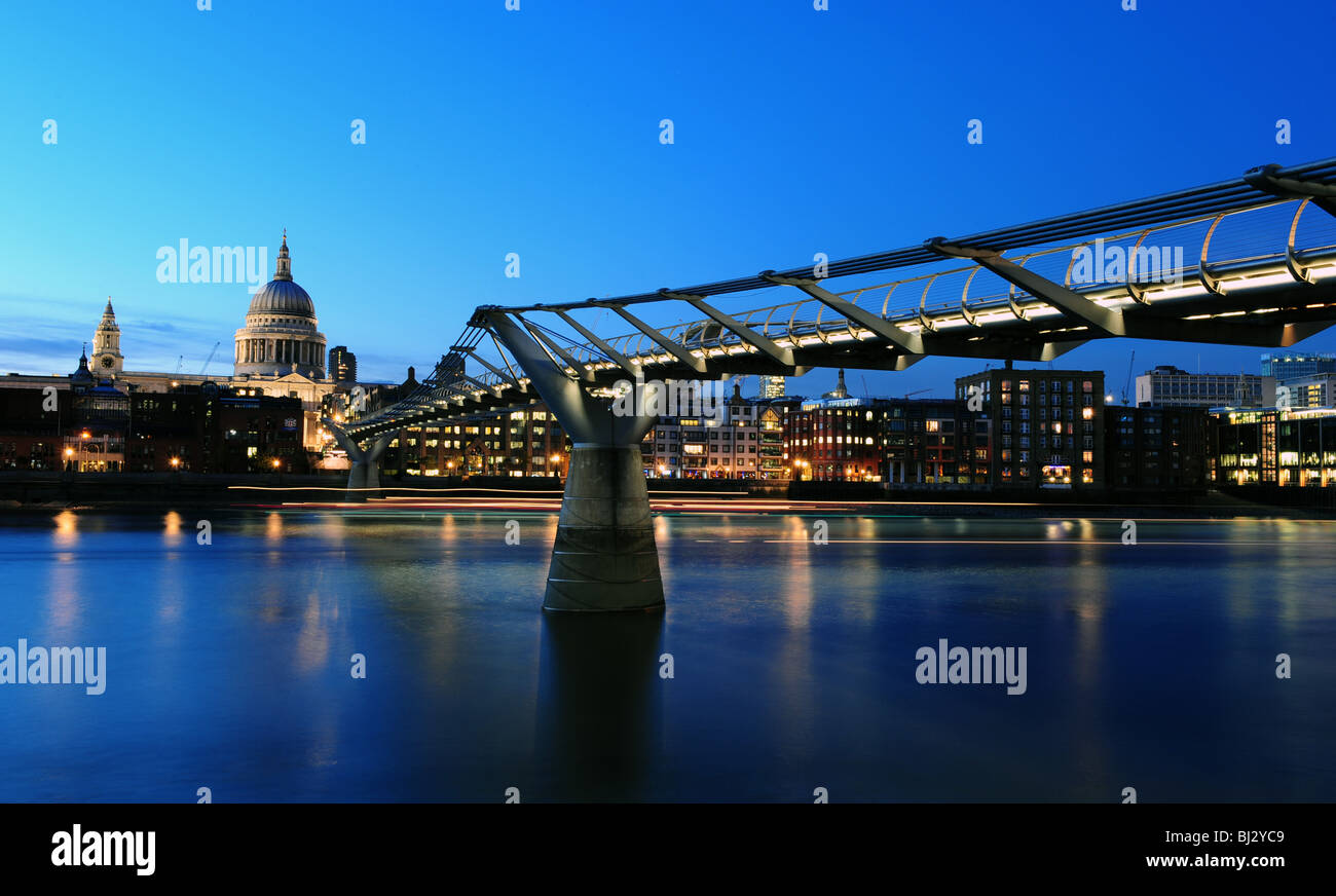 Horizontales Bild von St-Paul-Kathedrale und die Millennium Bridge bei Nacht Zeit London England Stockfoto