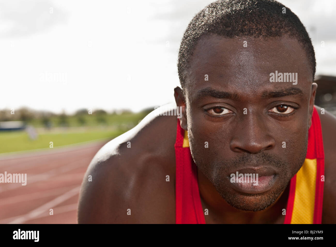 Männlicher Athlet auf Kamera Stockfoto