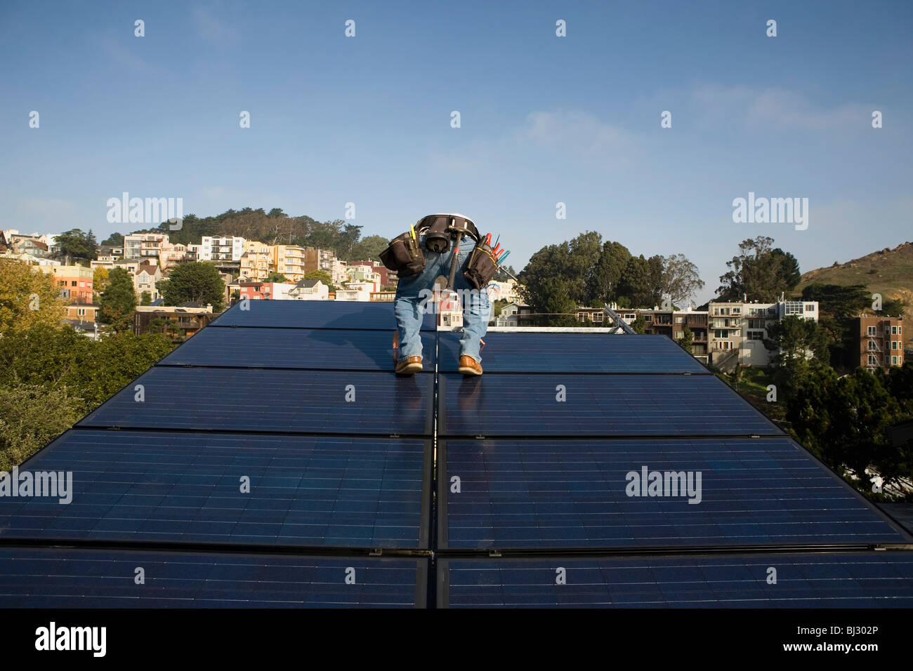 Residential Installation von Sonnenkollektoren Stockfoto