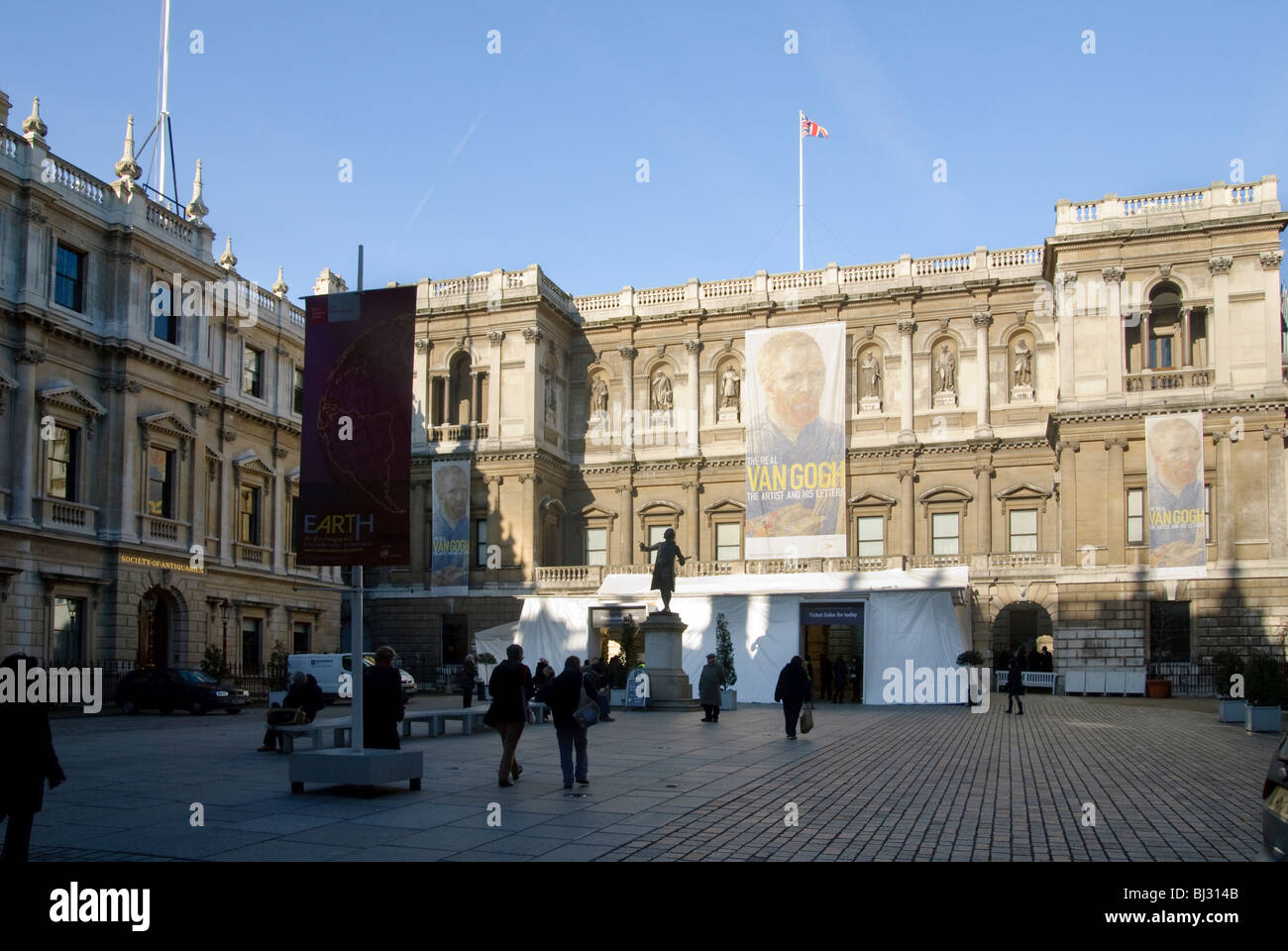 Royal Academy in London mit Beschilderung für die Van Gogh-Briefe-Ausstellung Stockfoto