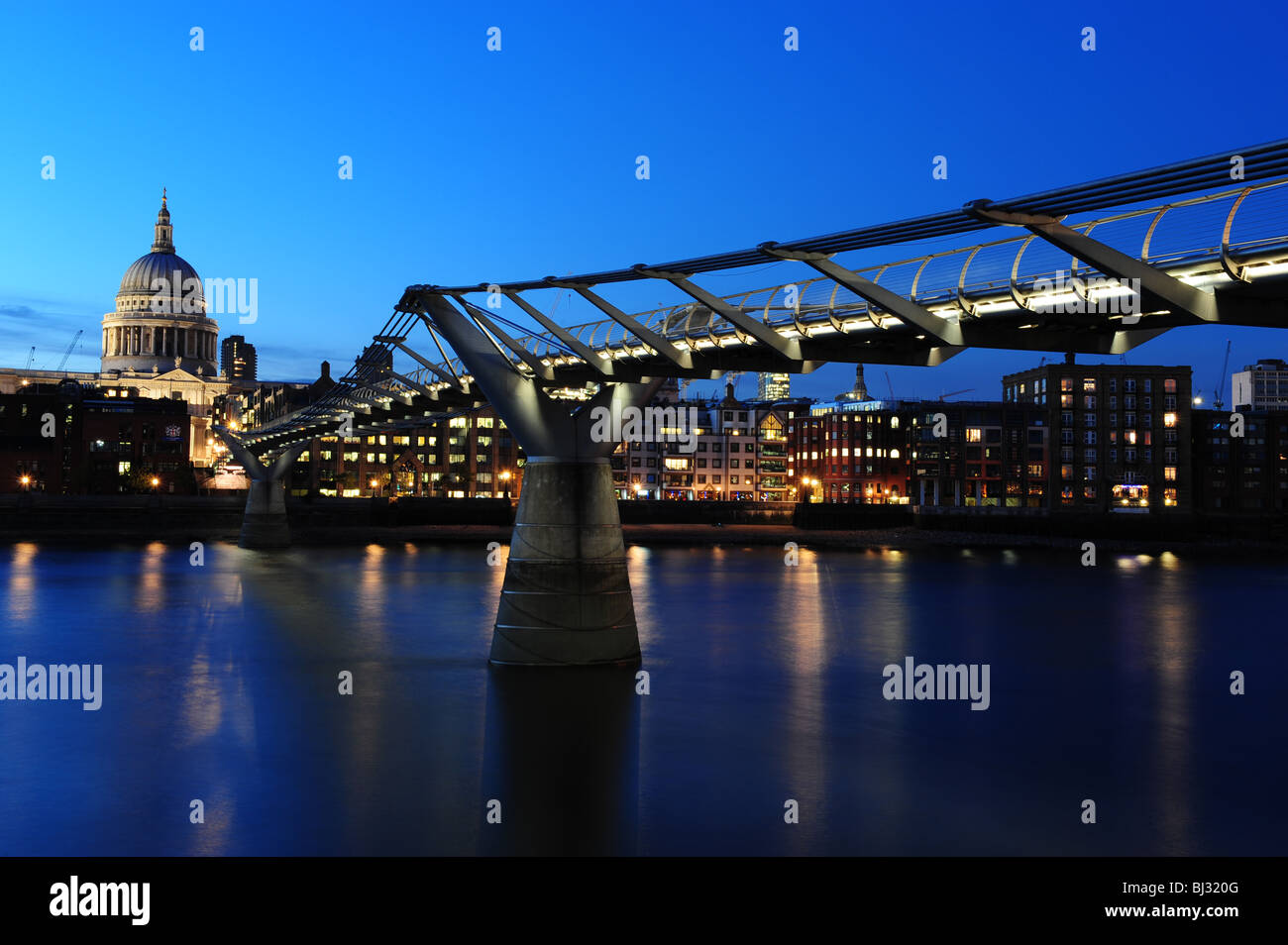 Horizontales Bild von St-Paul-Kathedrale und die Millennium Bridge bei Nacht Zeit London England Stockfoto