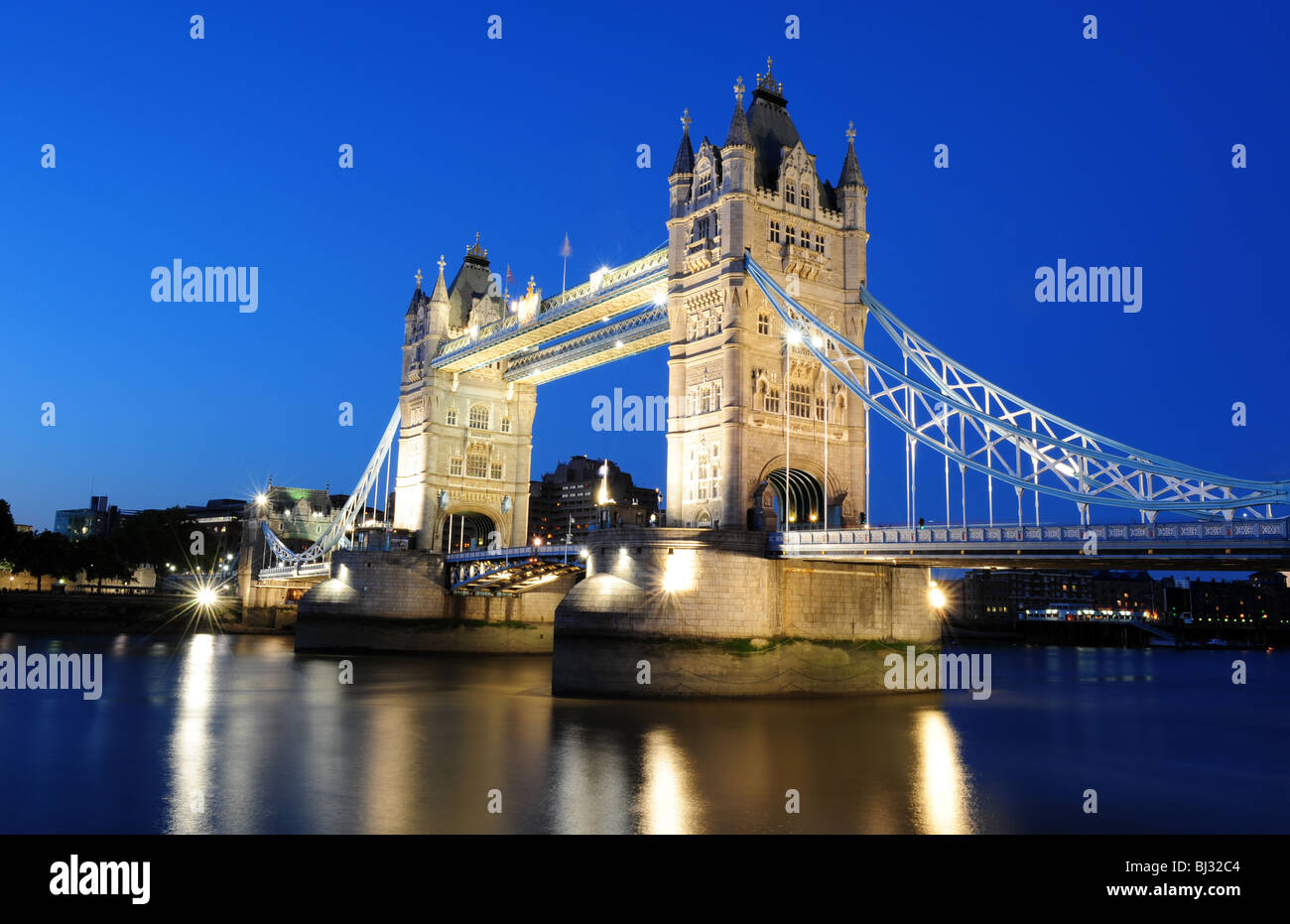 Horizontales Bild der Tower Bridge bei Nacht Zeit London England Stockfoto