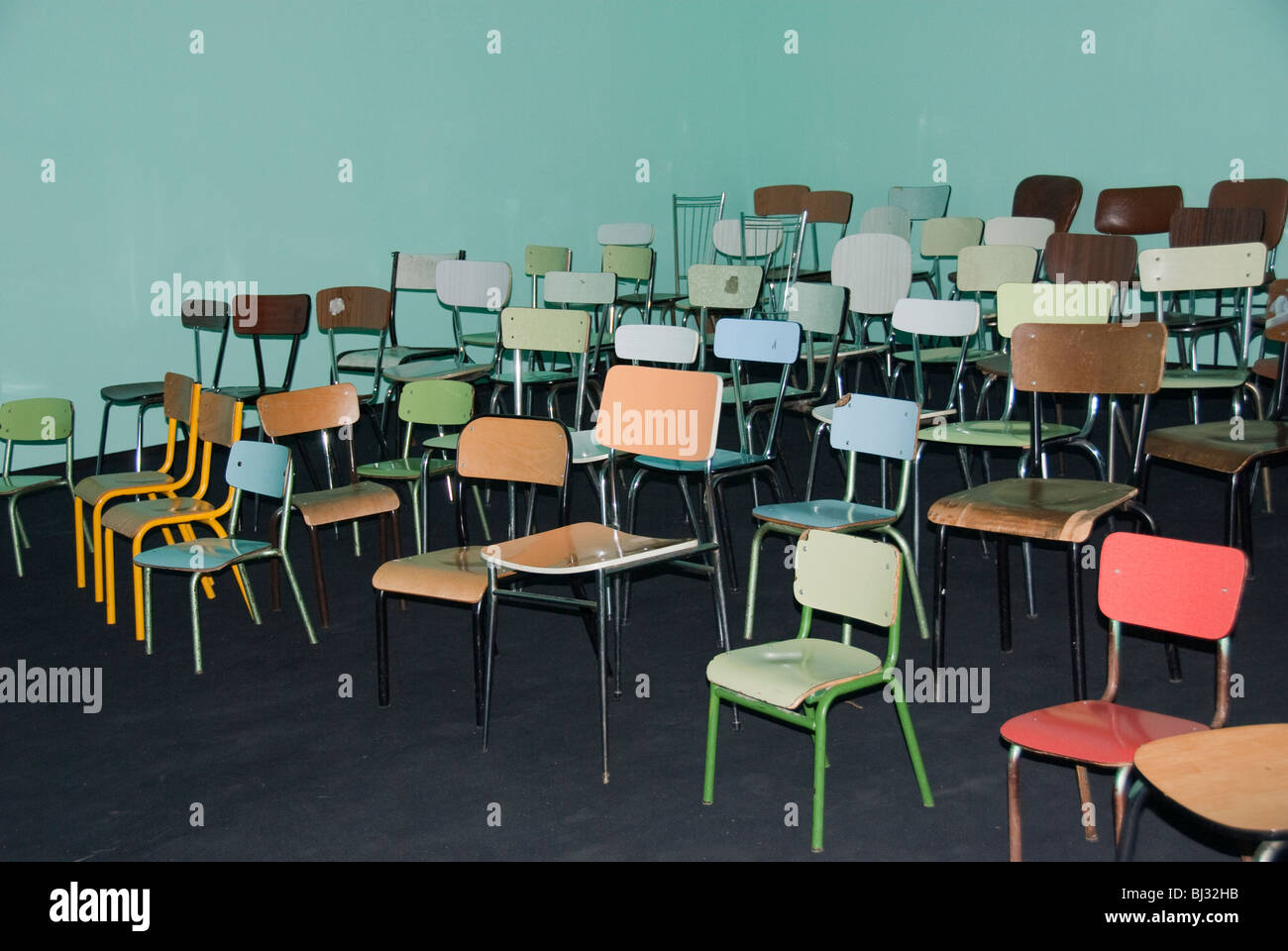 Paris, Frankreich, Skulptureninstallation im „Centre Pompidou“ Museum für moderne Kunst, Beaubourg, Stühle Sammlung, Avantgarde paris, frankreich Schulklasse Stockfoto