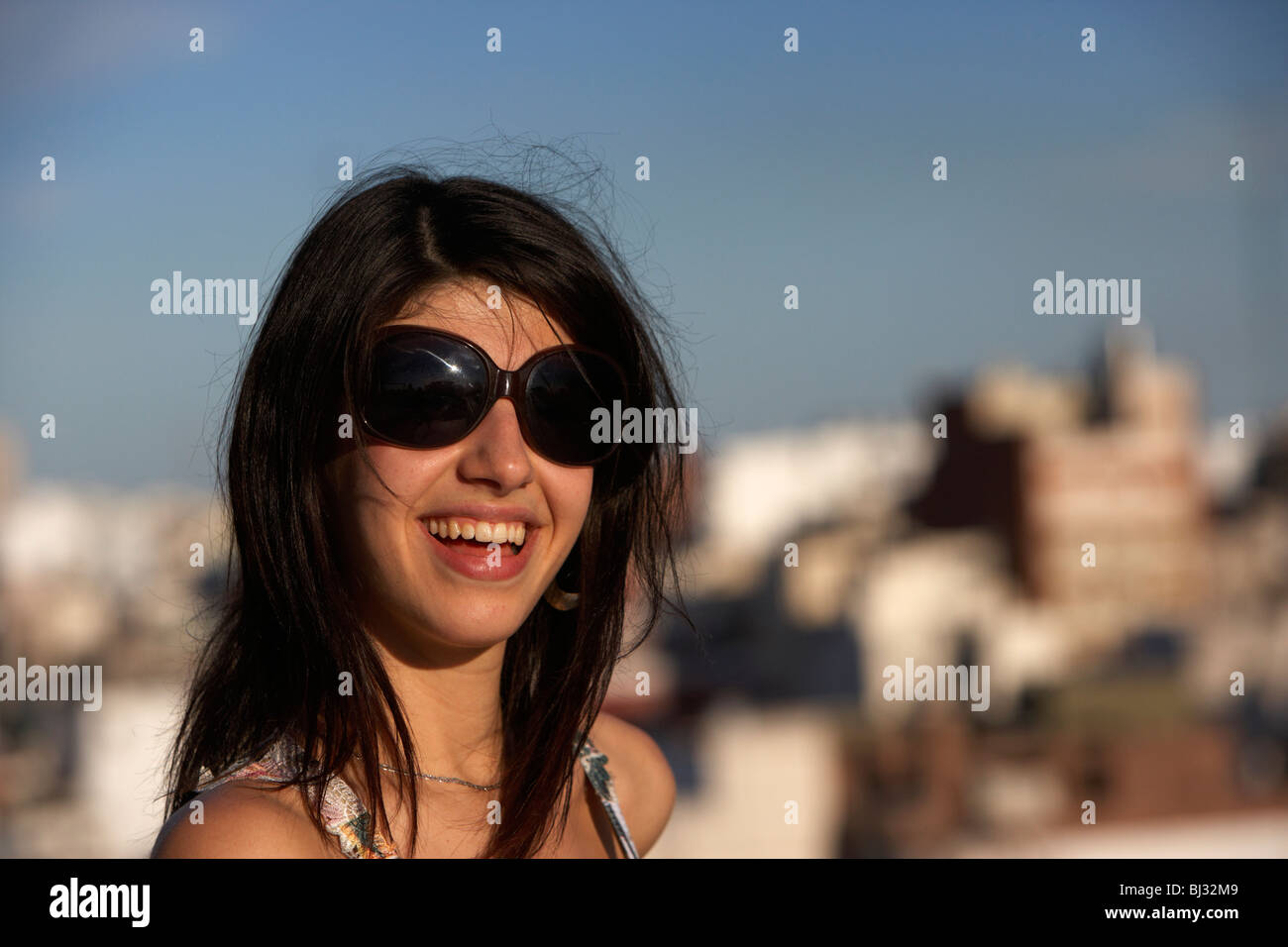 hispanische lateinische Mädchen Lachen tragen Sonnenbrillen mit Stadt im Hintergrund Argentinien Buenos aires Stockfoto