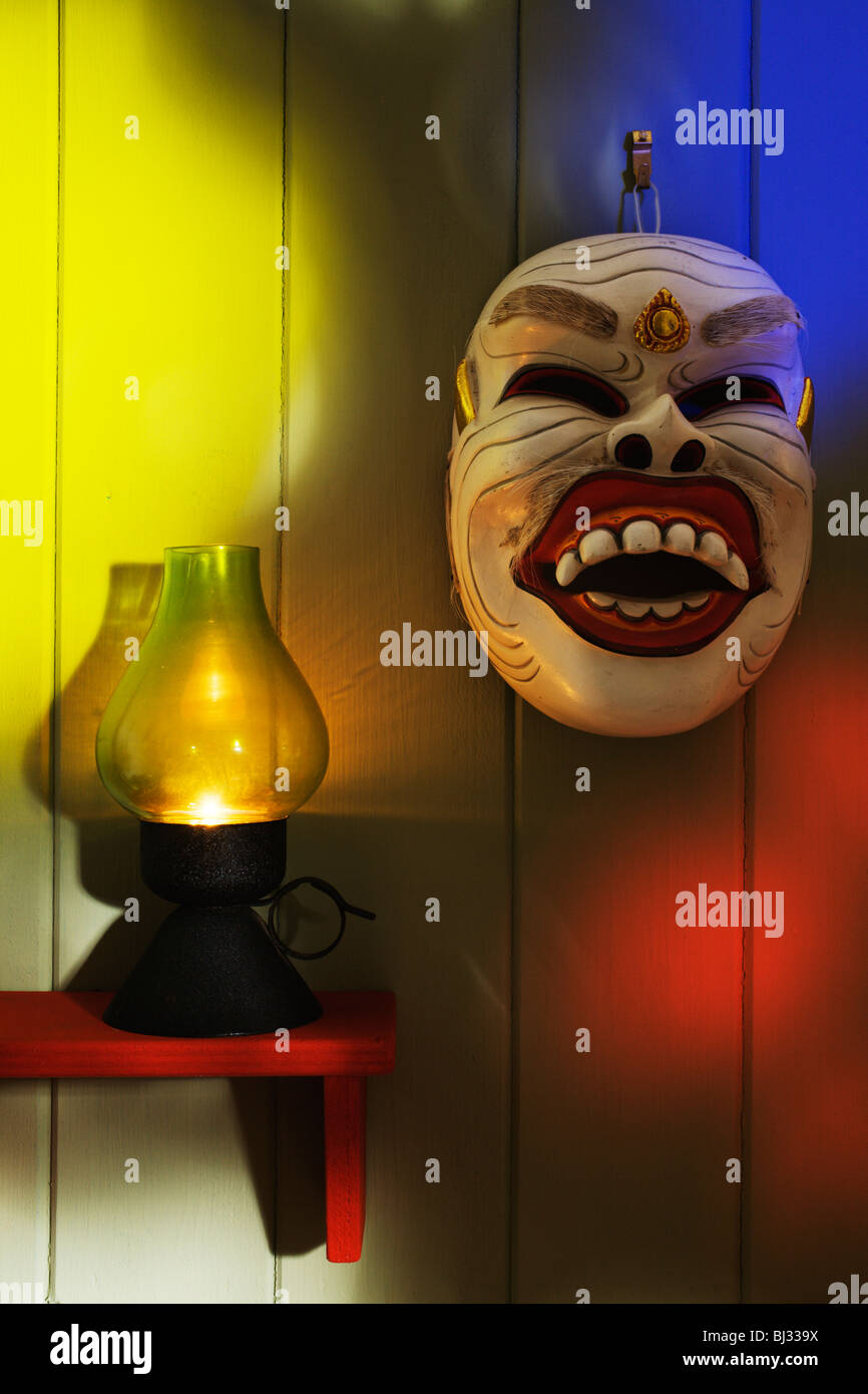Eine balinesische Tänze Maske und Kerze Lampe. Stockfoto