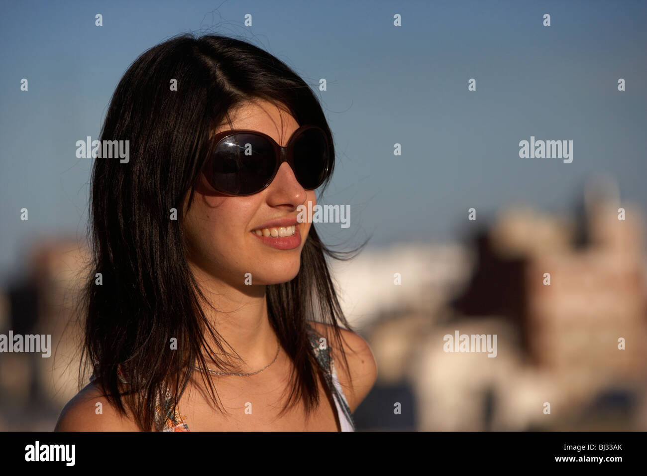 junge hispanische Latin Frau mit Sonnenbrille mit Blick auf die Stadt-Argentinien Stockfoto