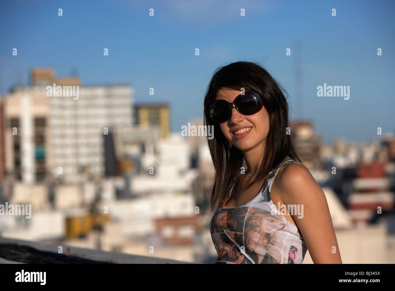 hispanische Latein Mädchen schauen entspannt Sonnenbrille lächelnd zu Kamera-Buenos Aires-Argentinien Stockfoto