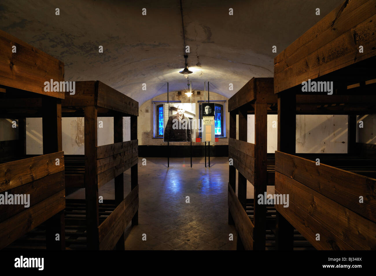 Etagenbetten in Baracke Zimmer in Fort Breendonk, zweiten Weltkrieg zwei Konzentrationslager in Belgien Stockfoto