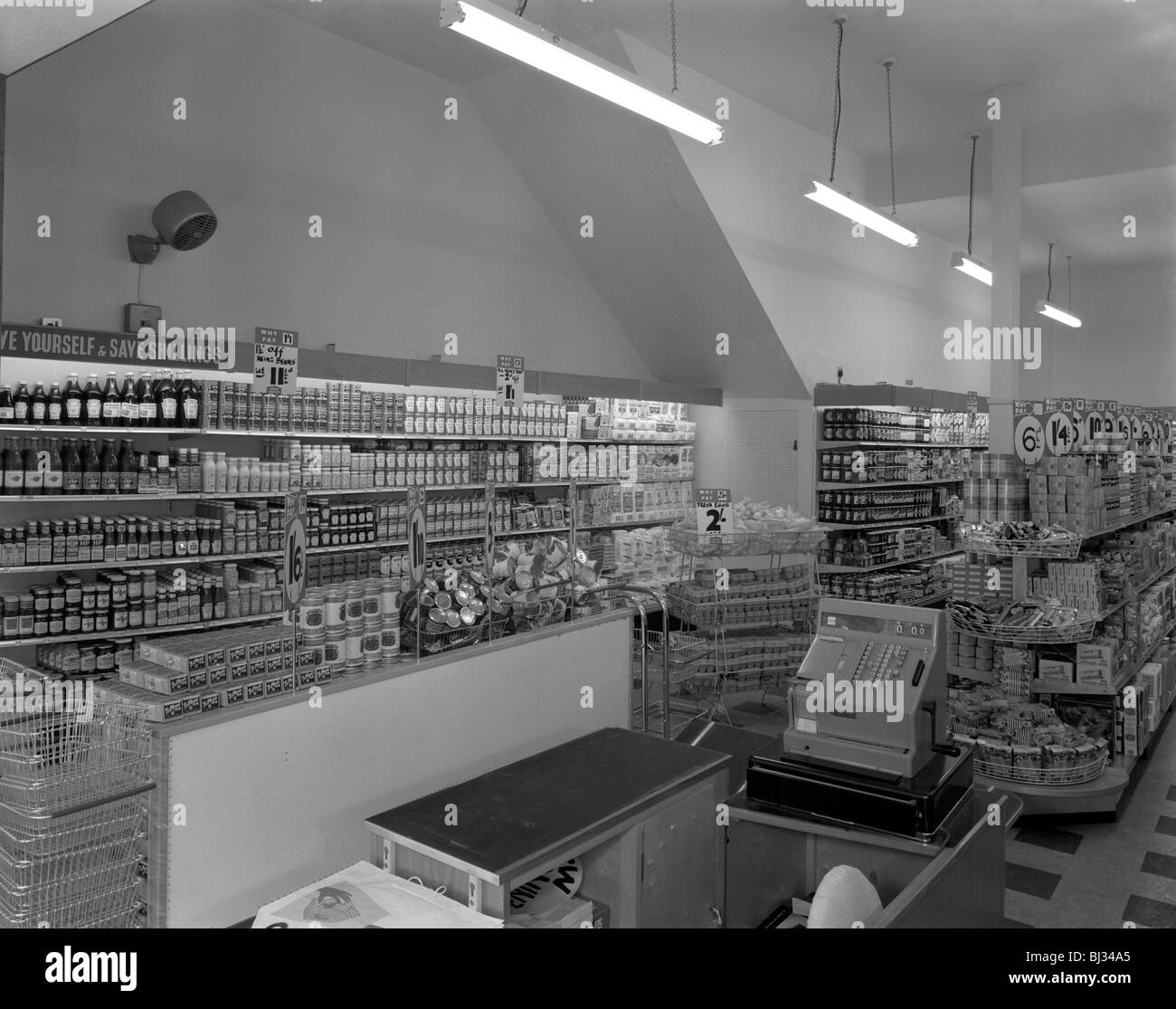 Carlines Self Service Store in Mexborough, South Yorkshire, 1960. Künstler: Michael Walters Stockfoto