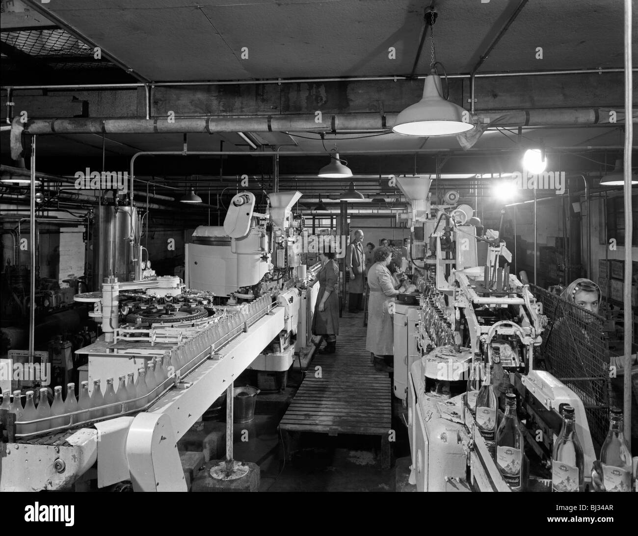 Ward & Söhne Softdrink Abfüllung Pflanze, Swinton, South Yorkshire, 1960. Künstler: Michael Walters Stockfoto