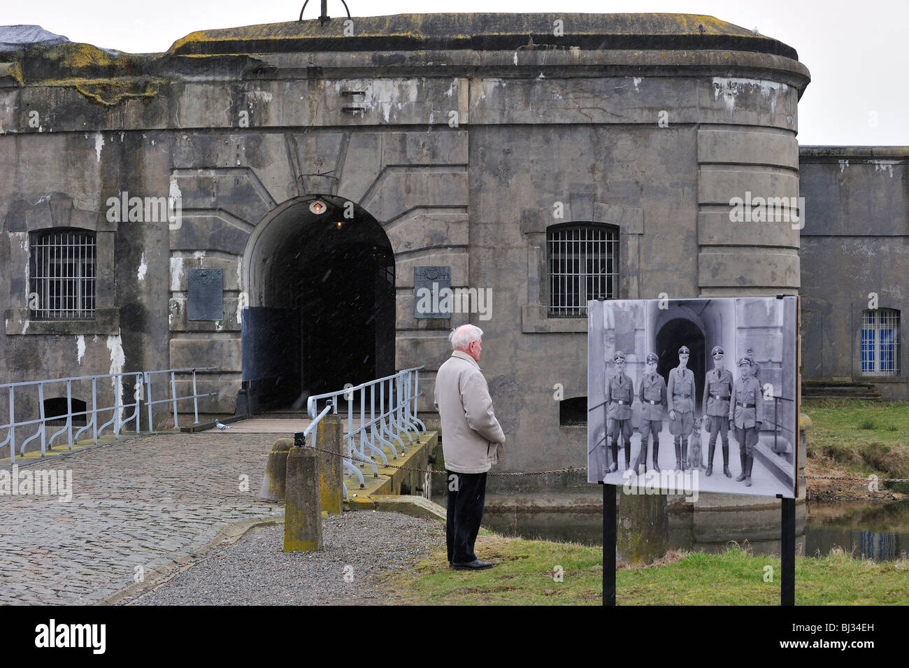 Bild der deutschen zweiten Weltkrieg zwei Offiziere am Eingang des Fort Breendonk, WW2 Konzentrationslager in der Nähe von Antwerpen, Belgien Stockfoto