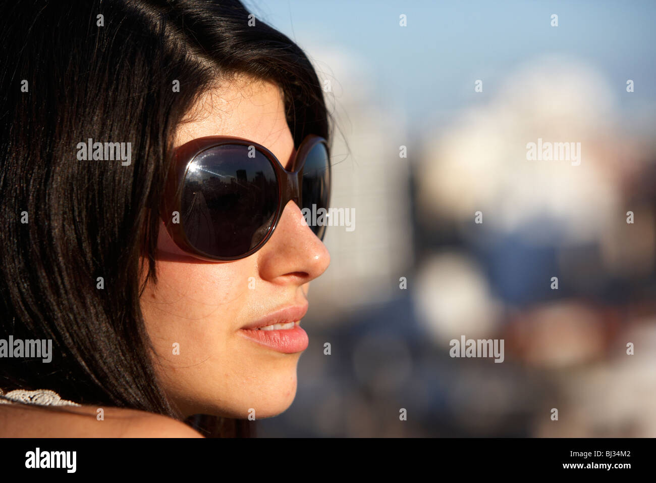 junge hispanic Latin Frau nachdenklich Blick über Stadt Buenos Aires Argentinien Stockfoto