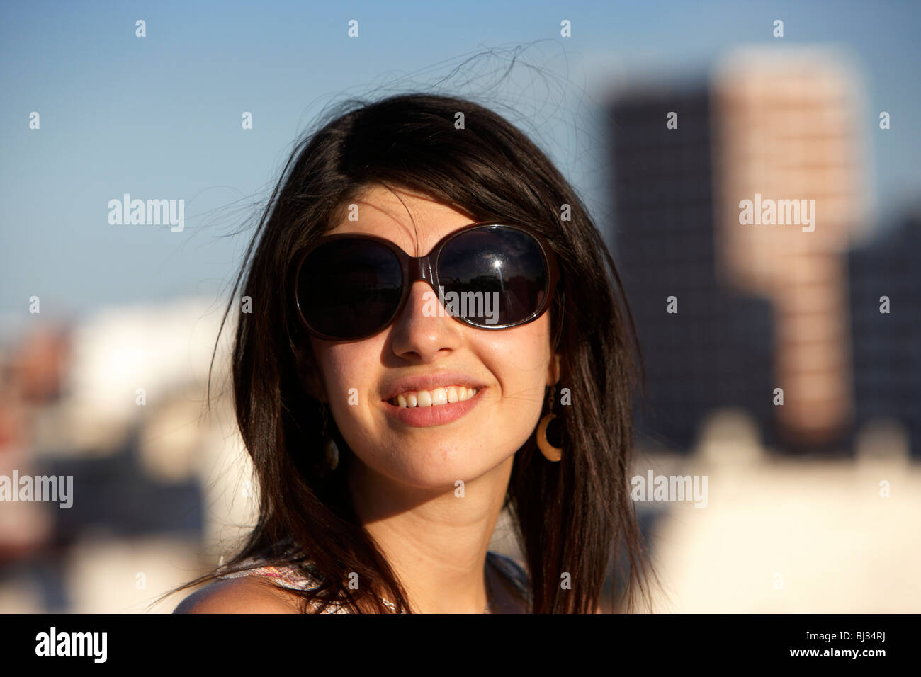 junge hispanic Latin-Frau mit Sonnenbrille auf der Suche nach Kamera Buenos Aires Argentinien Südamerika Stockfoto