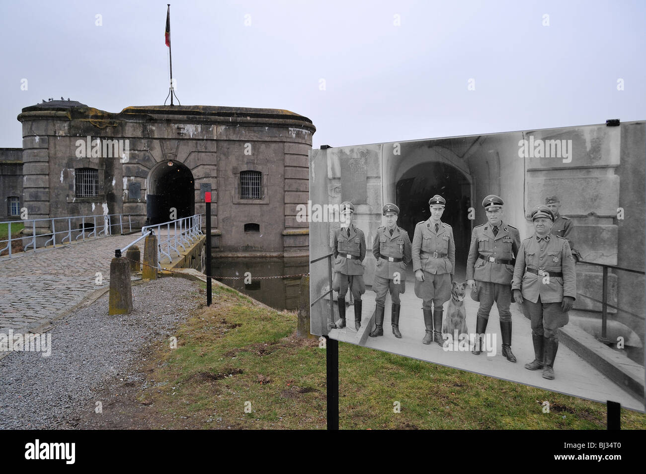 Bild der deutschen zweiten Weltkrieg zwei Offiziere am Eingang des Fort Breendonk, WW2 Konzentrationslager in der Nähe von Antwerpen, Belgien Stockfoto