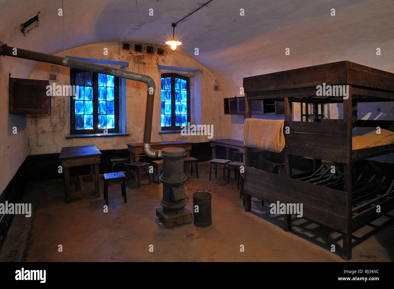 Herd und Etagenbetten in Baracke Zimmer in Fort Breendonk, zweiten Weltkrieg zwei Konzentrationslager in Belgien Stockfoto