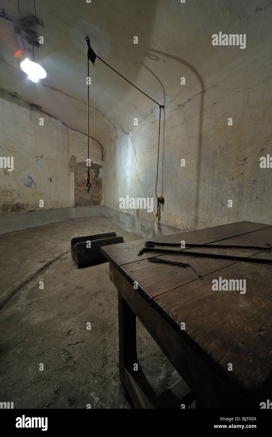 Instrumente der Folter auf Tisch in Folterkammer in der Fort Breendonk, zweiten Weltkrieg zwei Konzentrationslager in Belgien Stockfoto