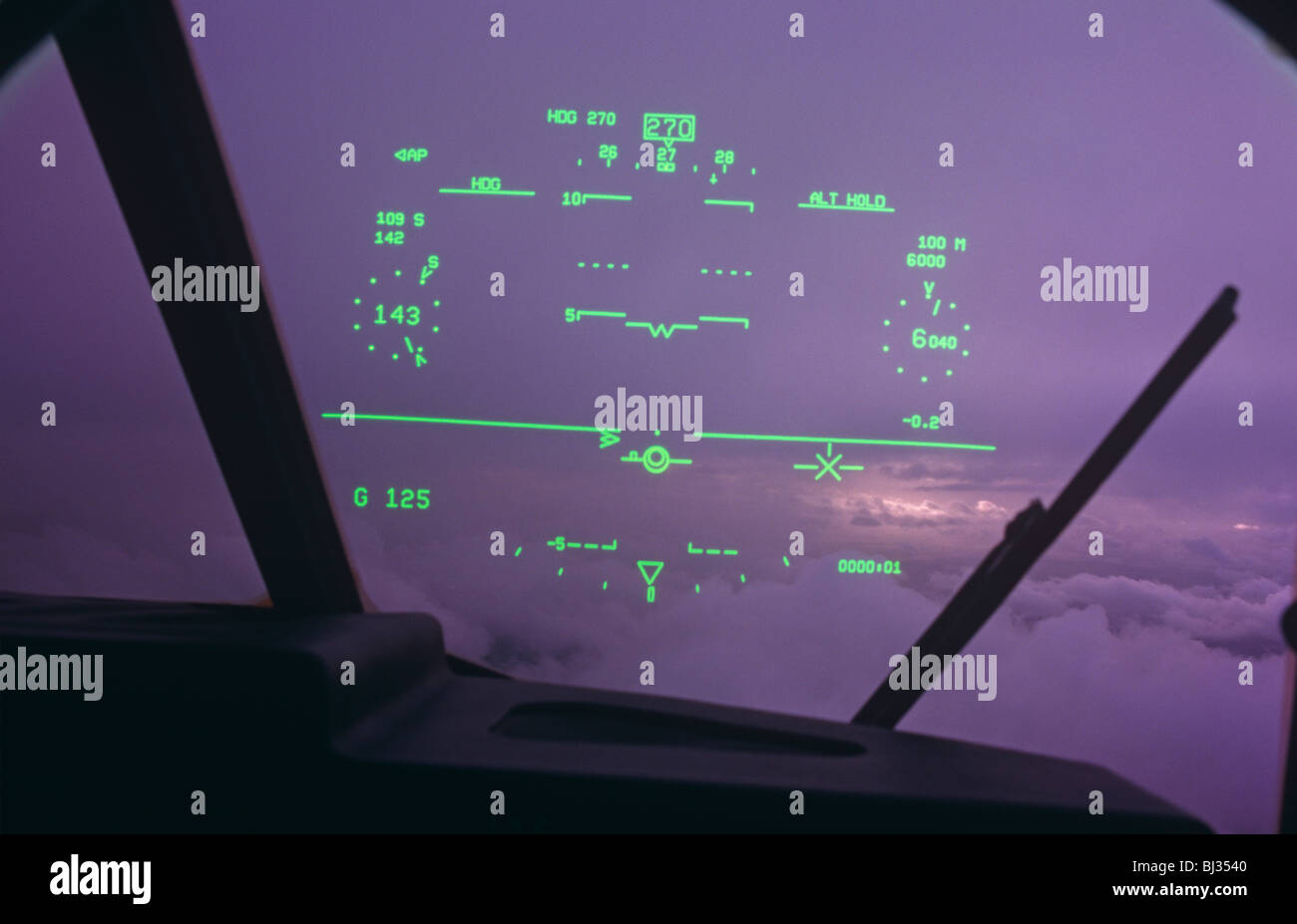 Durch die Windschutzscheibe ein Royal Air Force C-130 J Herkules Piloten-Auge Ansicht von seiner festen Head-up-Display (HUD). Stockfoto
