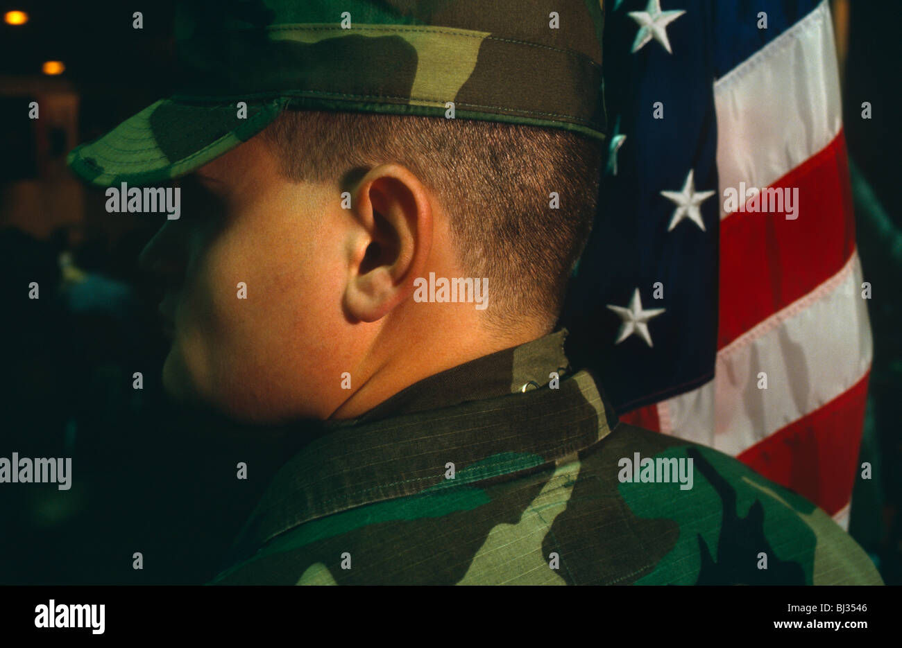 Während einer US Air Force übergeben-Out Parade steht ein Mann in Militäruniform regungslos neben der amerikanischen Flagge. Stockfoto