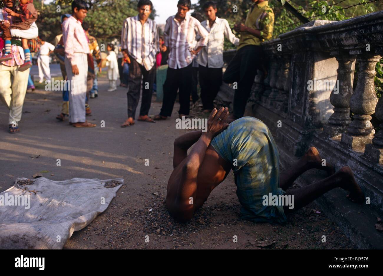 Ein Heiliger Sadhu-Mann zieht ein Publikum auf dem Maidan in zentralen Kalkutta, indem man begrub seinen Kopf, um Not und spirituelle Energie zu beweisen. Stockfoto
