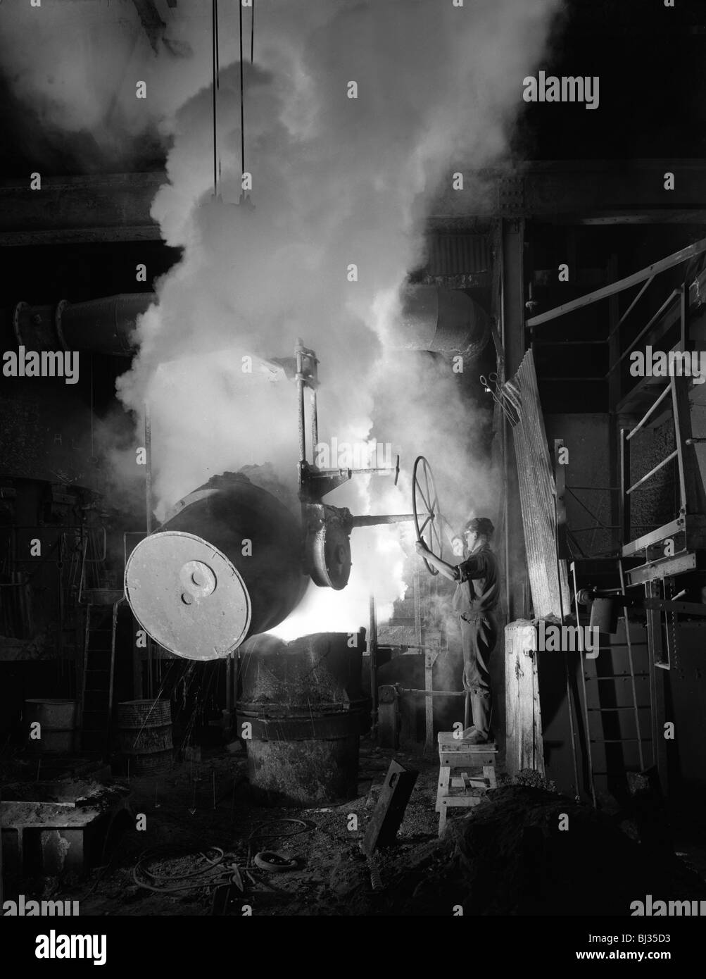 Nur so wimmelt (Gießen) geschmolzenes Eisen bei Edgar Allen Stahlgießerei, Sheffield, South Yorkshire, 1964. Künstler: Michael Walters Stockfoto