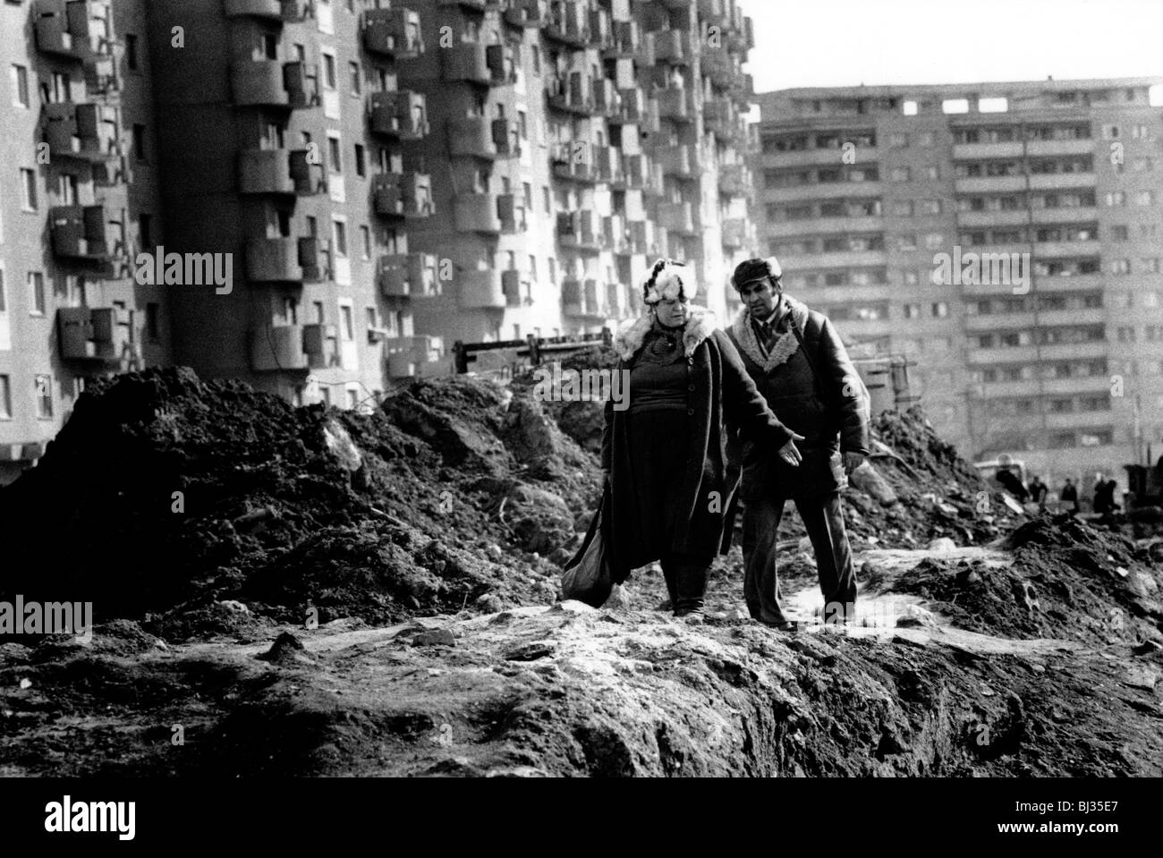 Paar Fuß nach Hause durch Bauschutt. Bukarest Rumänien. Februar 1990 Stockfoto