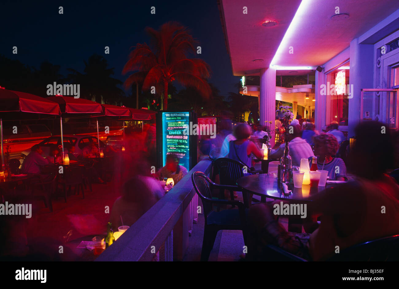 Scharen von Besuchern und einheimischen versammeln sich auf der Terrasse ein Café Ocean Drive in Miami Beach. Stockfoto