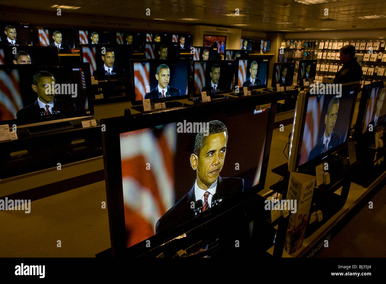 Barack Obama gibt Wahl Siegesrede auf BBC News TV-Bildschirme audio Erdgeschoss John Lewis Department Store Stockfoto