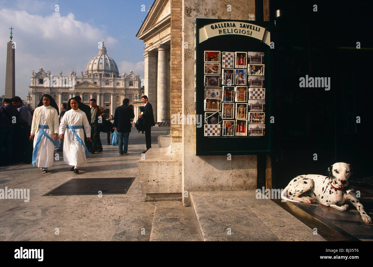 Zwei Nonnen Fuß vom St Peters Platz in der Vatikanstadt übergeben ein Dalmatiner und ein Souvenirladen in Rom. Stockfoto