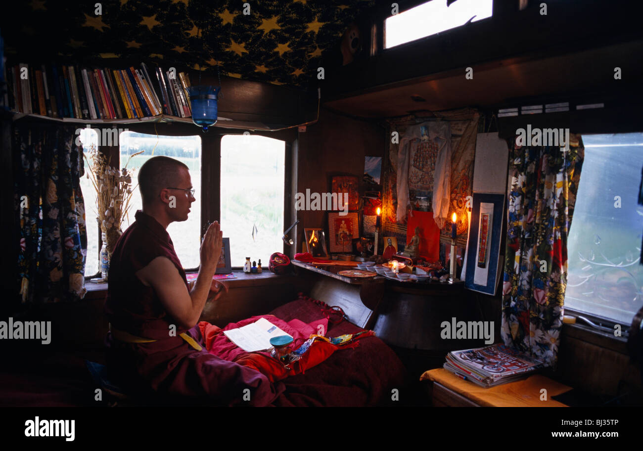 Ein englischer Mönch nach tibetischen Buddhismus beschäftigt sich mit Puja (Gebet) an der Kagyu Samye Ling Kloster und Tibetan Centre. Stockfoto